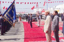 Image du Maroc Professionnelle de  SM le Roi Mohammed VI salue le drapeau national durant son arrivée à Dakhla, Jeudi 1er novembre 2001. Le Roi du Maroc entame une nouvelle visite historique dans les provinces du sud du Maroc comprenant Dakhla et Laayoune. (Photo / Abdeljalil Bounhar) 